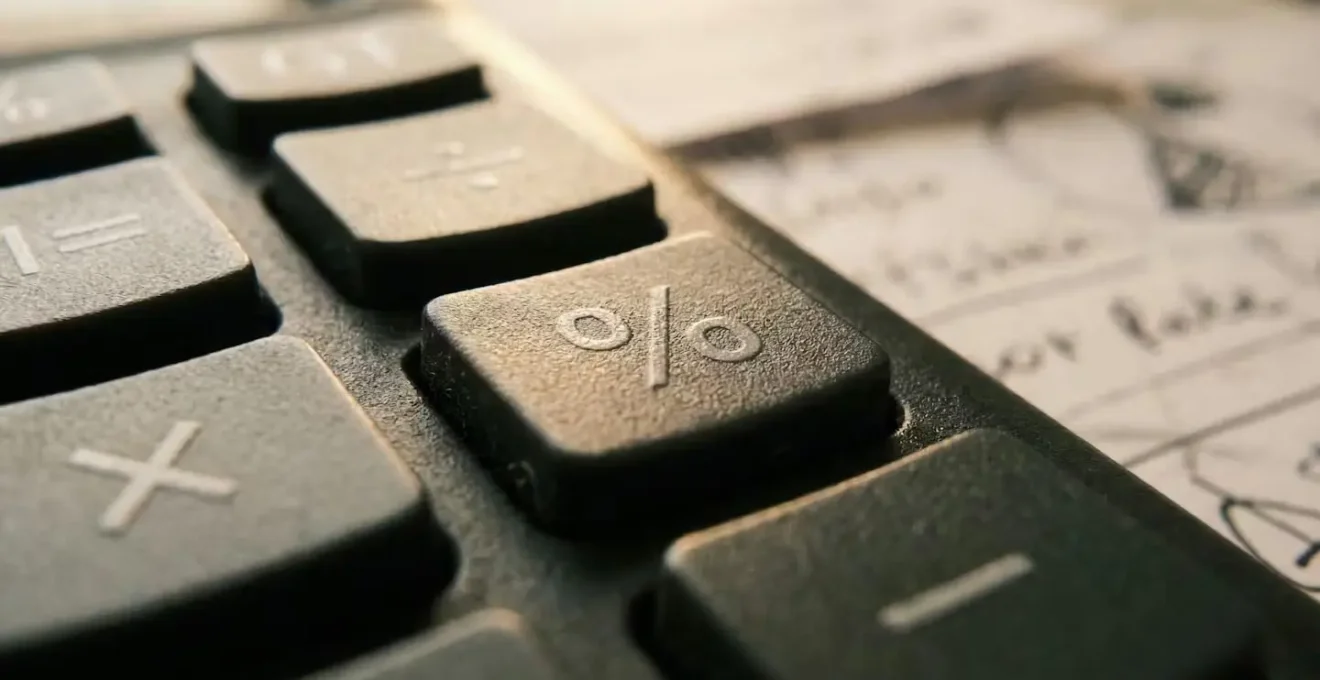 Calculatrice et graphiques montrant l'évolution du retour sur investissement d'une pompe à chaleur