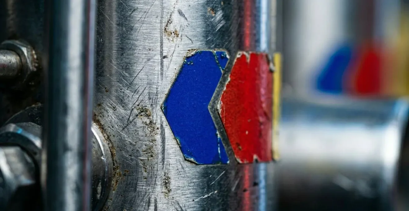 Gros plan sur un système d'étiquetage coloré conforme sur un équipement frigorifique