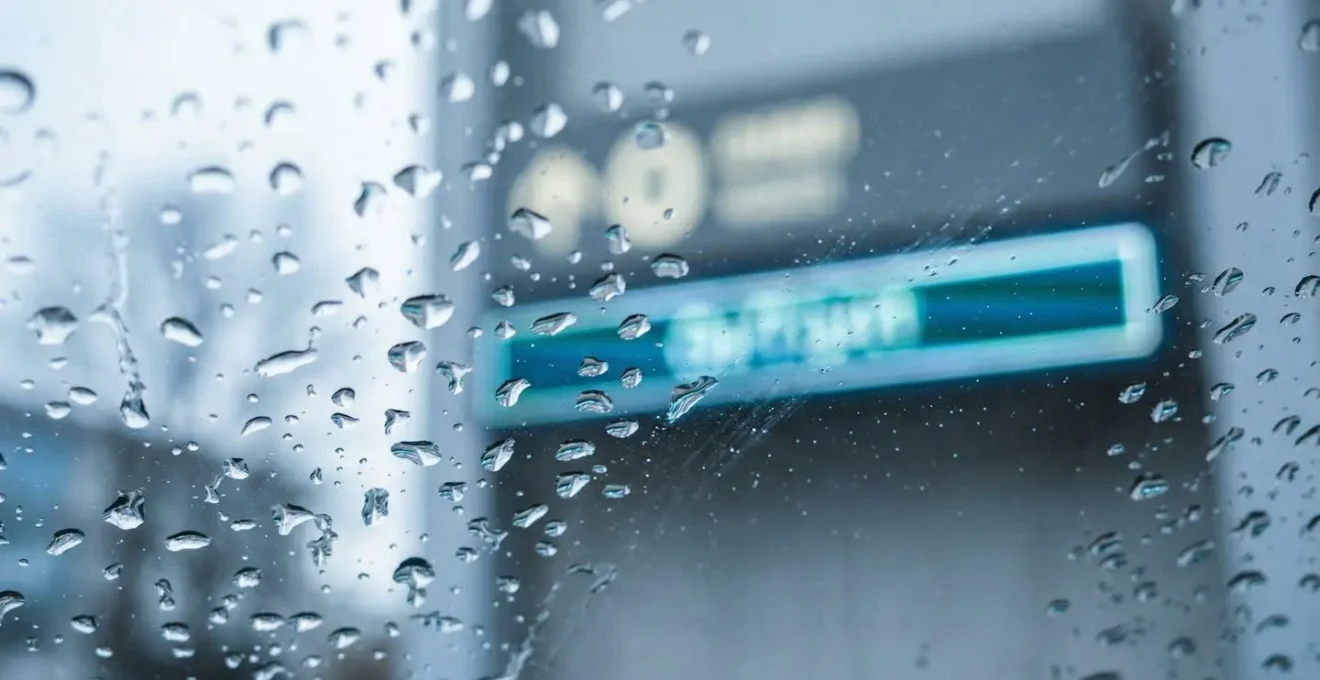 Hygromètre numérique affichant 50% d'humidité avec climatiseur en arrière-plan